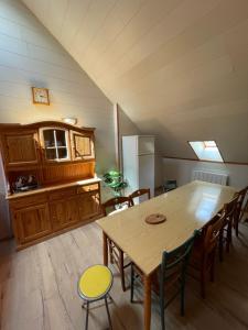 a kitchen and dining room with a table and chairs at F4 6 personnes proche centre Mont Dore in Le Mont-Dore