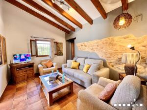ein Wohnzimmer mit Sofas und einem TV in der Unterkunft VH CostaBlanca - LLAGRIMA in Moraira