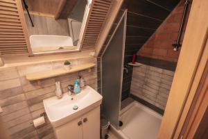 Koupelna v ubytování APARTMANI Etno kuća pod Okićem + 33 fotografií