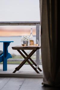 Una mesa con dos vasos y una botella. en BlueFin Cottage, en Indian Harbour