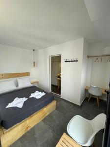 Postelja oz. postelje v sobi nastanitve Sun Springs Suites