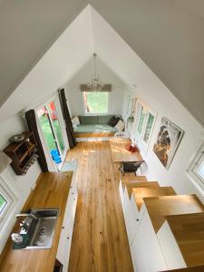 einen Blick über eine Küche und ein Wohnzimmer mit Holzböden in der Unterkunft Tiny house - idyllic accommodation in Grimstad