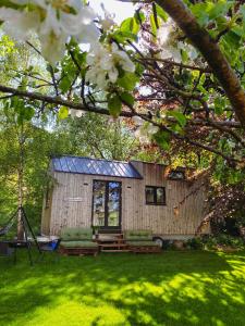 eine kleine Hütte in der Mitte eines Gartens in der Unterkunft Tiny house - idyllic accommodation in Grimstad
