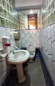 Carlos Guest House 2 Cusco的一间浴室
