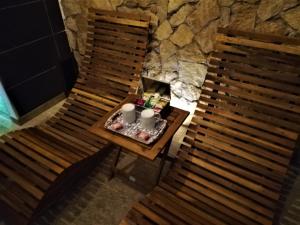 eine Aussicht über zwei Holzbänke in einem Zimmer in der Unterkunft SPA ROOM SICILIA in Rosolini