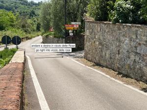 a sign on the side of a road at Villetta Gabriella in Impruneta