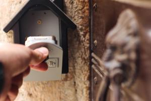 een persoon houdt een telefoon in een stopcontact bij Santo'S House BnB in Santo Stefano di Sessanio