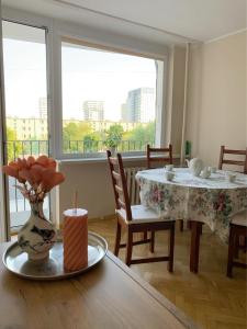 a dining room with a table and a window at Park Regana in Gdańsk