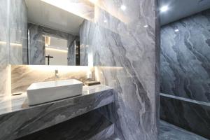 y baño con lavabo y espejo. en Brown Dot Hotel Pyeonghwa plaza en Mokpo