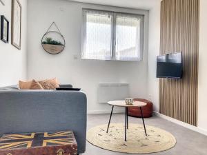 Telewizja i/lub zestaw kina domowego w obiekcie Résidence Appartements Niort wifi-parking