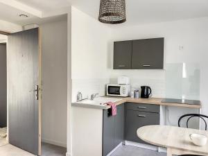 Kuchnia lub aneks kuchenny w obiekcie Résidence Appartements Niort wifi-parking