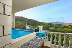 Villa con piscina y balcón en Mylostassi Villas with Heated Outdoor Pool, 