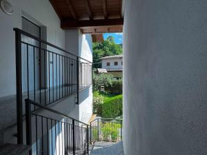 einen Außenblick auf einen Balkon eines Gebäudes in der Unterkunft La Spiaggia Apartment in Bellagio