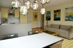 a living room with a couch and a table at Art & Nature Apartments in der Nähe FFM-Messe in Bad Vilbel