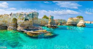 een uitzicht op de blauwe oceaan en de rotsen op het strand bij Villetta Gio' Otranto in Uggiano la Chiesa