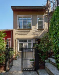 une maison avec une porte devant elle dans l'établissement Cozy Cute 1 Bed1bath Bebek Private Terrace! #75, à Istanbul