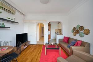 sala de estar con sofá y mesa en Private Modern Duplex 2bed1bath W Terrace! #76, en Estambul