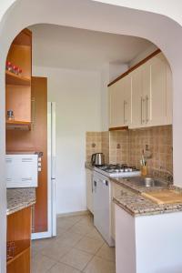 cocina con fregadero y fogones horno superior en Private Modern Duplex 2bed1bath W Terrace! #76, en Estambul