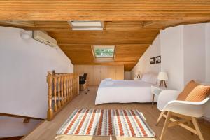 ein Schlafzimmer mit einem Bett und einer Holzdecke in der Unterkunft Private Modern Duplex 2bed1bath W Terrace! #76 in Istanbul