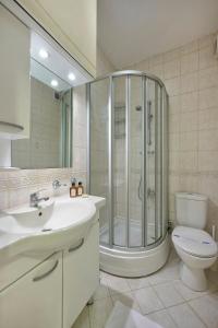 y baño con ducha, lavabo y aseo. en Private Modern Duplex 2bed1bath W Terrace! #76, en Estambul