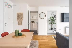 una sala de estar con una mesa con un cactus. en Contemporary City Centre Apartment With Parking, en Bath