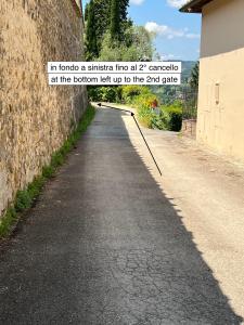 an empty road with a quote on the side of a wall at Villetta Gabriella in Impruneta
