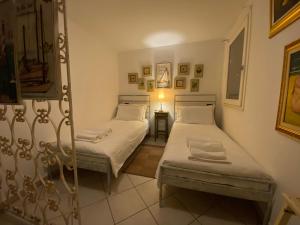 um quarto com 2 camas e um espelho em Casa Vista lago - 24h Check in - Free WiFi - Netflix em Monte Isola