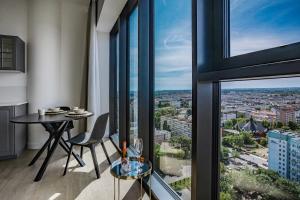 Camera con tavolo e vista sulla città di Luksusowy apartament z widokiem, basenem i sauną Hanza Tower a Stettino