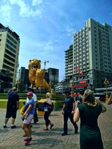 西哈努克的住宿－怡程酒店ECHENG HOTEL，一群人带着熊雕像在城市里行走