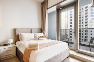 A bed or beds in a room at Livbnb Sparkling Studio Retreat in Heart of Dubai