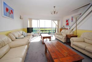 ein Wohnzimmer mit 2 Sofas und einem Couchtisch in der Unterkunft Lifeboat View, Selsey in Selsey