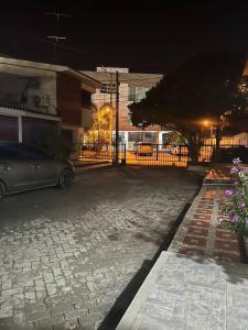 un coche aparcado en un estacionamiento por la noche en Casa completa al frente del centro comercial alamedas en Montería