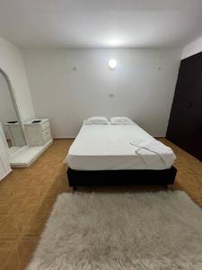 1 dormitorio con cama y alfombra en Casa completa al frente del centro comercial alamedas, en Montería