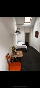 um quarto com uma cama, uma mesa e uma cadeira em Charming Central House em Dublin