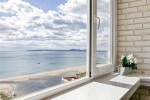 エンプリアブラバにあるAtic Beach D-Luxeのビーチを望む窓付きの客室です。
