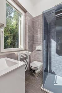 e bagno con servizi igienici, lavandino e doccia. di Villa Carolina a Fiume (Rijeka)