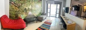 una sala de estar con una gran pintura en la pared en Αρέθουσα Jungle τριάρι 65τμ. en Chalkida