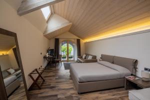 ein Schlafzimmer mit einem Bett und ein Wohnzimmer in der Unterkunft La Locanda del Cantiere in Laglio