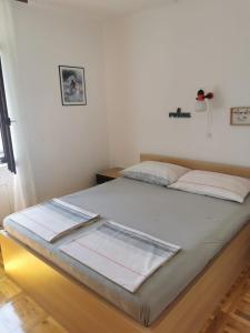 ein Schlafzimmer mit einem großen Bett mit weißer Bettwäsche in der Unterkunft Near by everything in Vodice