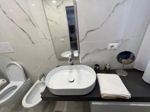 タオルミーナにあるZola Luxury Houseの洗面台とトイレを備えた白いバスルーム +21枚の写真