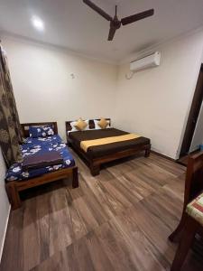 ein Schlafzimmer mit einem Bett, einem Sofa und einem Ventilator in der Unterkunft By The River in Masinagudi