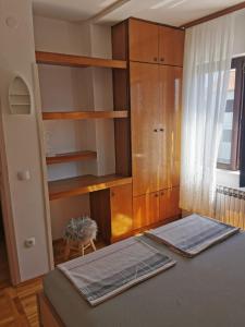 Schlafzimmer mit einem Bett und einem Holzschrank in der Unterkunft Near by everything in Vodice