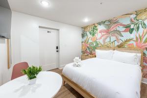 Ένα ή περισσότερα κρεβάτια σε δωμάτιο στο Pastel Tropics Studio Apartment