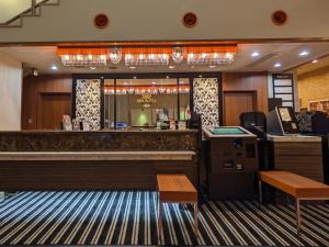 a restaurant with a counter and a bar at APA Hotel Fujichuo in Fuji