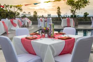 una mesa para una boda con mesas y sillas blancas en Champlung Mas Hotel Legian, Kuta, en Legian