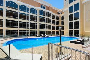 Bazén v ubytování Spacious Studio in Astoria Residence JVC - Livbnb nebo v jeho okolí