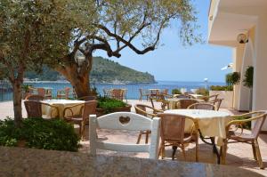 un gruppo di tavoli e sedie con vista sull'acqua di Hotel Miramare a Palinuro