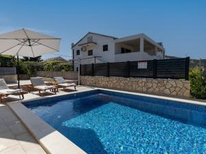 Bazén v ubytování House with pool Lile nebo v jeho okolí