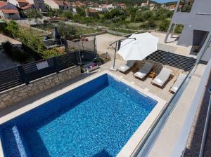 Bazén v ubytování House with pool Lile nebo v jeho okolí