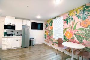 a kitchen with a table and chairs in a room at Summer Tropics Studio Apartment Two Queen Beds in Galveston